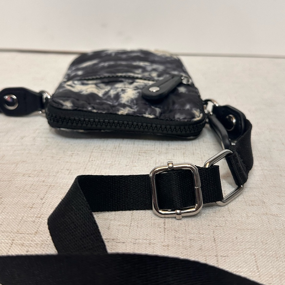 Sondra Roberts Squared Quilted Puffer Crossbody Bag - Picture 5 of 9